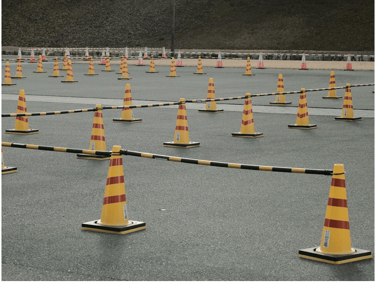 ساحة تدريب قيادة مع أقماع مرورية – دورة تأهيلية للسائقين الجدد (ASF) في لونيبورغ